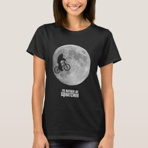 Camiseta Bigfoot na bicicleta com fundo da lua