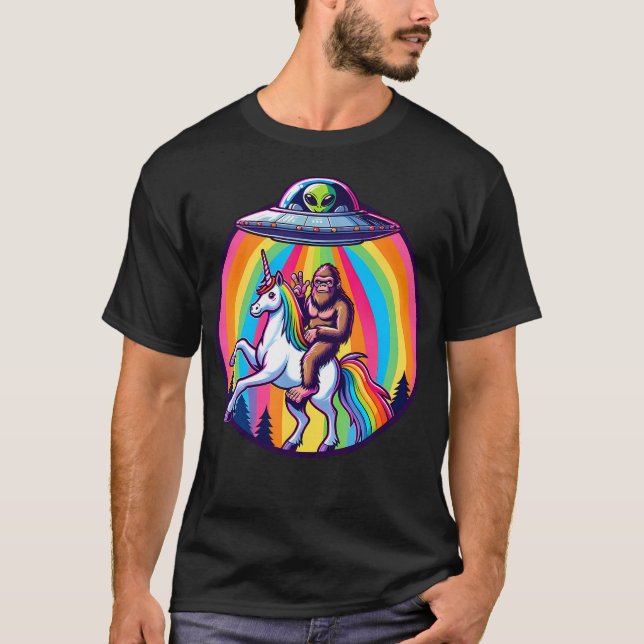 Camiseta Bigfoot Riding A Unicorn Beamed Up By A Ufo Alien  (Frente)