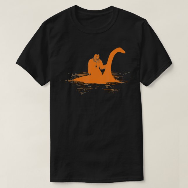 Camiseta Bigfoot Riding Loch Ness Monster Cute Sasquatch Gi (Frente do Design)