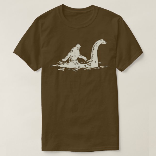Camiseta Bigfoot Sasquatch Dirigindo O Monstro Do Loch Ness (Frente do Design)