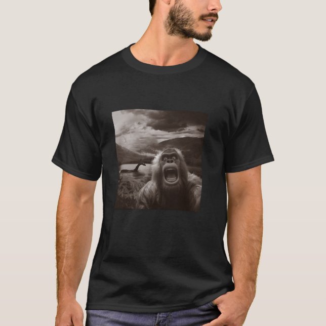 Camiseta Bigfoot Sasquatch Funny Selfie com Loch Ness Mons (Frente)