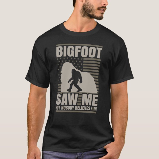 Camiseta Bigfoot Saw Me American Flag (Frente)