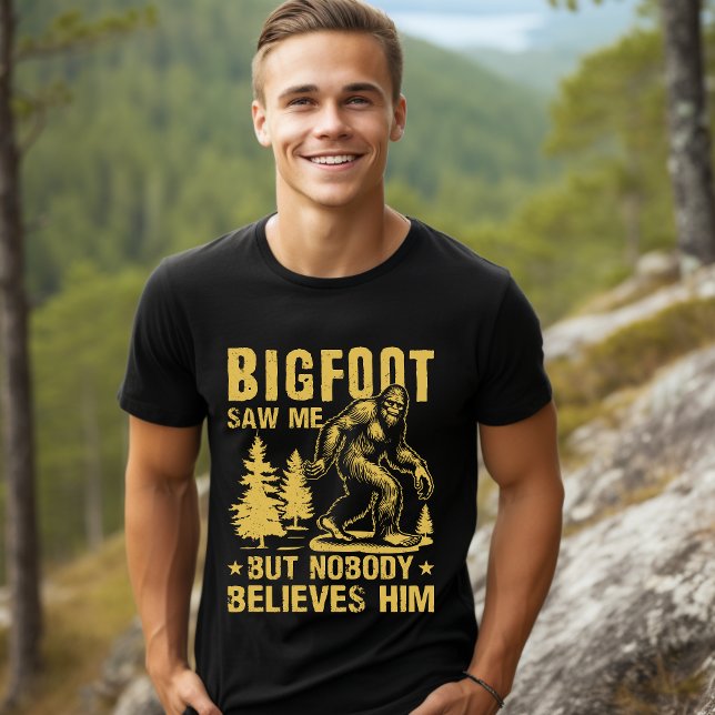 Camiseta "Bigfoot Saw Me But Nobody Believes Him" Forest (Criador carregado)