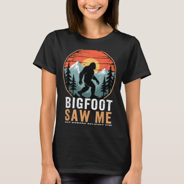 Camiseta Bigfoot Saw Me But Nobody Believes Him Humor Funny (Frente)