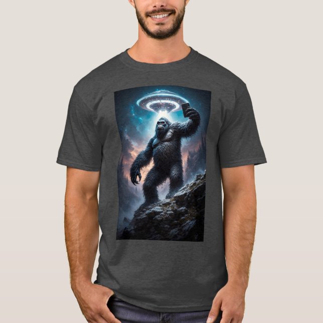 Camiseta Bigfoot taking a Selfie with UFOs (Frente)
