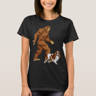 Camiseta Bigfoot Walking Cavalier King Charles Spaniel