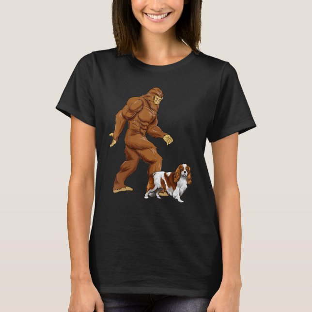 Camiseta Bigfoot Walking Cavalier King Charles Spaniel (Frente)