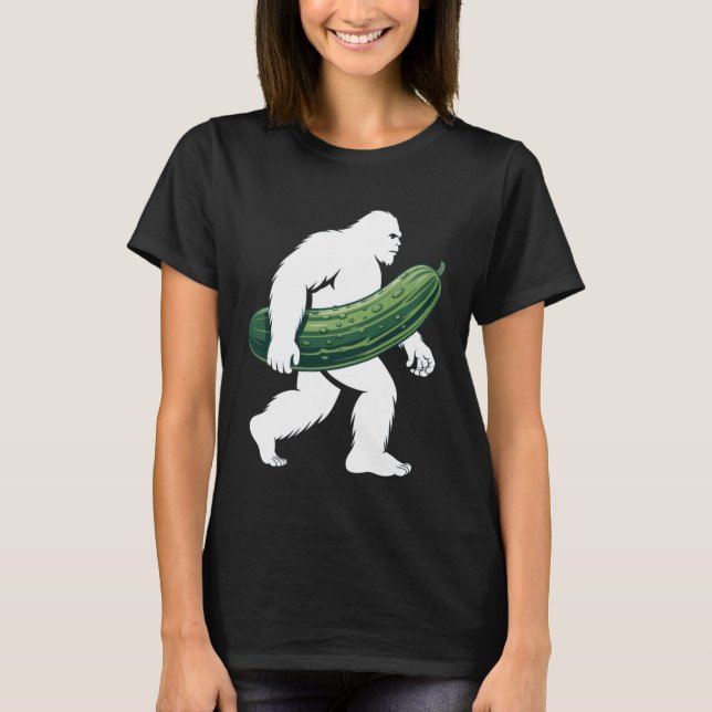 Camiseta Bigfoot with Cucumber for Adventurous Campers and  (Frente)