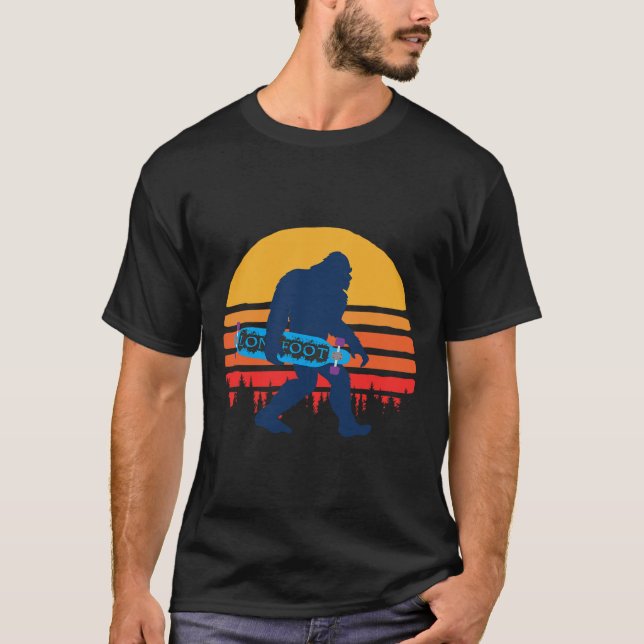 Camiseta Bigfoot With Longboard - Skateboarding  (Frente)