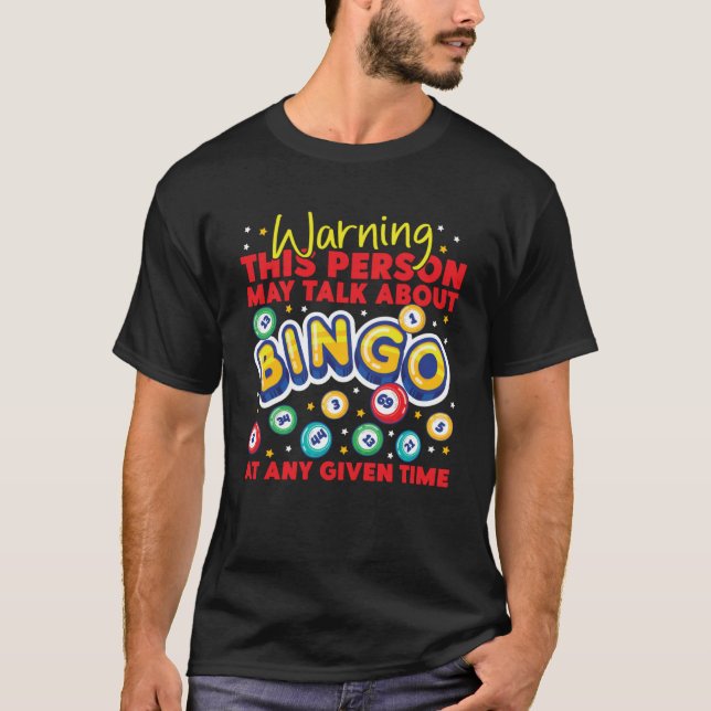 Camiseta Bingo Player Adverte Esta Pessoa Pode Falar Sobre  (Frente)