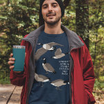 Camiseta Bird Lovers Canada Geese Ilustração Personalizada<br><div class="desc">Crie um presente personalizado que seja perfeito para amantes de pássaros ou crie sua própria lembrança personalizada. Esta camiseta gráfica personalizada tem ilustrações realistas do estilo dos gansos canadenses em branco-marrom e preto. No meio deste gráfico de árvore é um ponto para adicionar seu próprio ditado em letras brancas.</div>