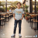 Camiseta Birthday Boy - Elegante mínimo<br><div class="desc">"🎉 comemorar em estilo com o nosso design de "Aniversário"! 🎂 perfeito para a cara especial em sua vida, esta design divertida e vibrante apresenta tipografia ousada e gráficos festivos, fazer-a a escolha ideal para seu grande dia. Quer ele esteja fazendo 5 ou 50 anos, este design adiciona um traço...</div>