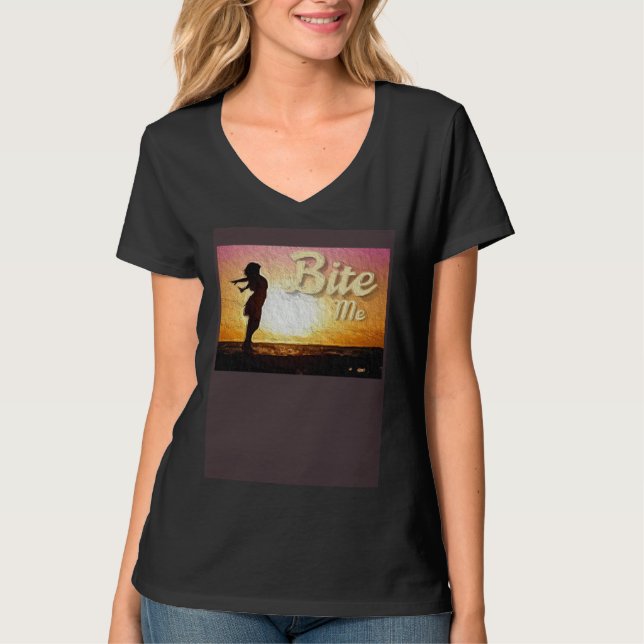 Camiseta Bite Me Girl on Beach Painting (Frente)