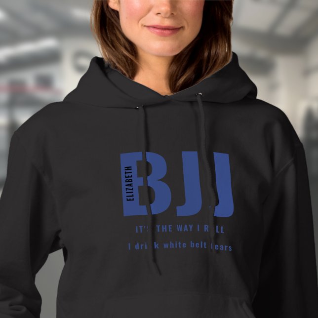 Camiseta BJJ A Maneira Que Eu Vou Adicionar Seu Nome Menina (Black woman's BJJ hoodie worn by a female model in the gym.)