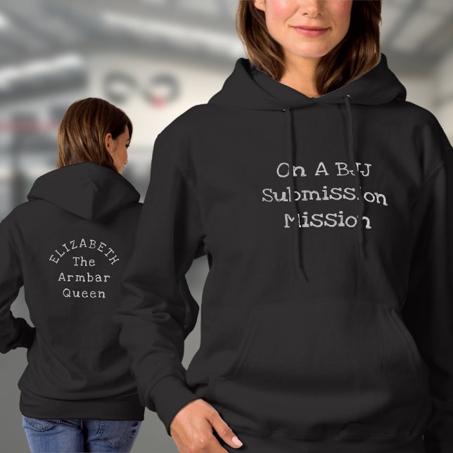 Camiseta BJJ Design do seu próprio nome de Modelo Texto per (Woman's BJJ black hoodie with front and rear prints worn by a female model in the gym)