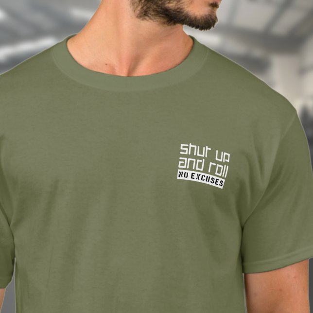 Camiseta BJJ Jiu Jitsu Cale A Boca E Role (Shut up and roll green t-shirt on a male model)