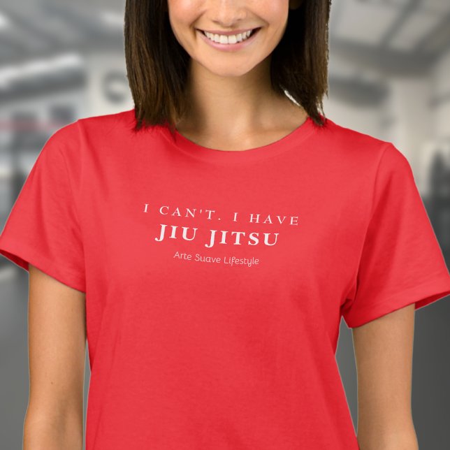 Camiseta BJJ, não posso ter Jiu Jitsu Arte Suave (Woman wearing red BJJ tshirt in a gym.)