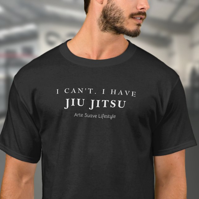 Camiseta BJJ Não posso ter o estilo de vida Jiu Jitsu Arte (I can't, I have Jiu Jitsu t-shirt worn by a medium build male.)