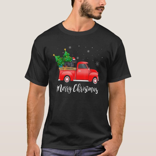 Camiseta Black And Tan Coonhound Dog Riding Red Truck Chris (Frente)