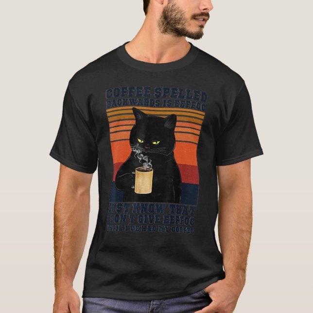 Camiseta Black Cat Drinks Coffee Spelled Backwards Is Eeffo (Frente)