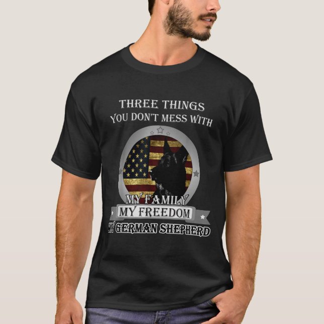 Camiseta Black German Shepherd American Flag Three Things Y (Frente)
