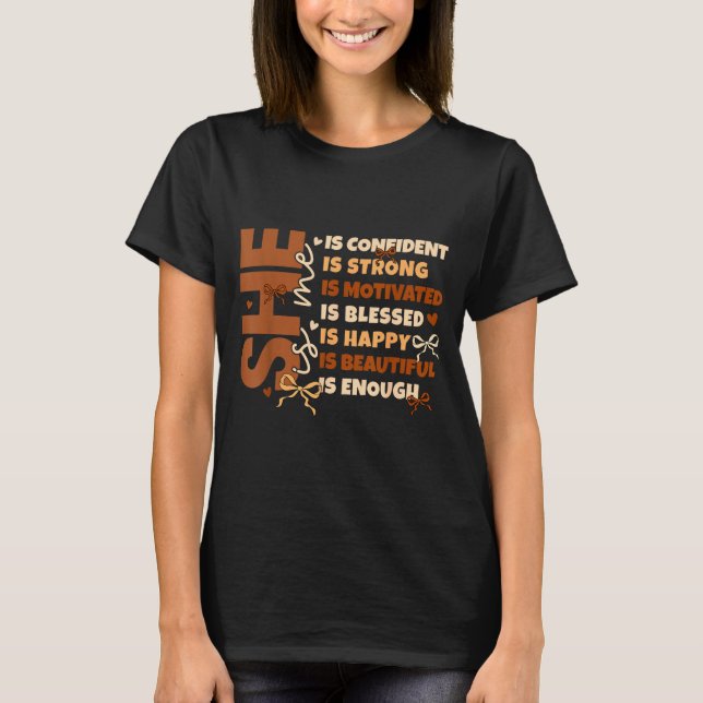 Camiseta Black History She Is Me Strong Educated Blessed Wo (Frente)