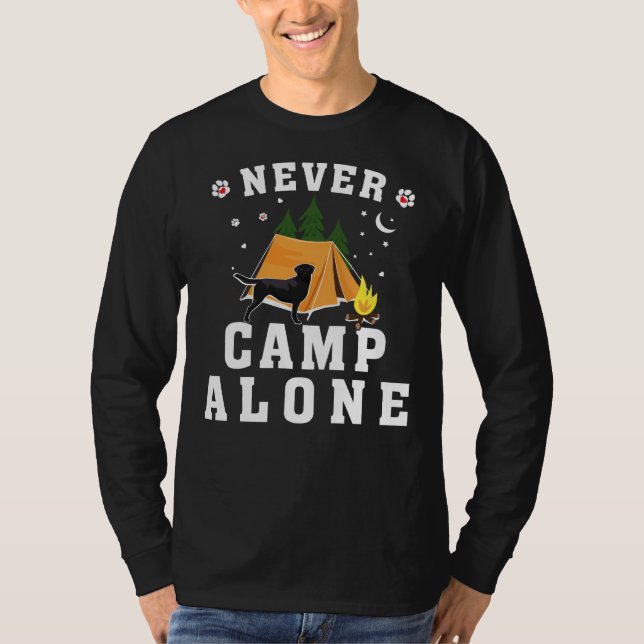 Camiseta Black Labrador Retriever Nunca Acampou Sozinho (Frente)