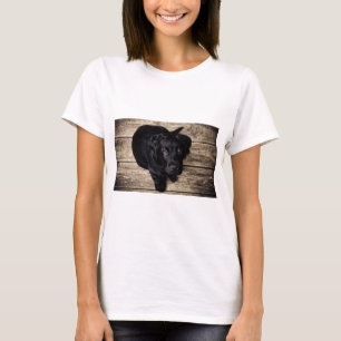 Camiseta Black Labrador Retriever Puppy sobre madeira