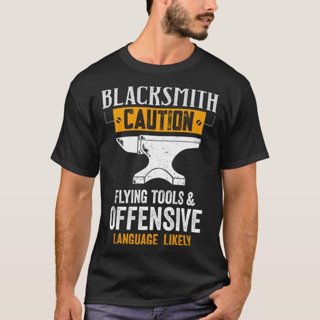 Camiseta Blacksmith Caution Flying Tools And Offensive Lang (Frente)