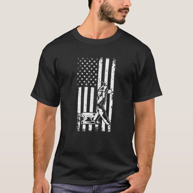 Camiseta Blacksmith - Forjando o martelo Anvil EUA Flag Met (Frente)