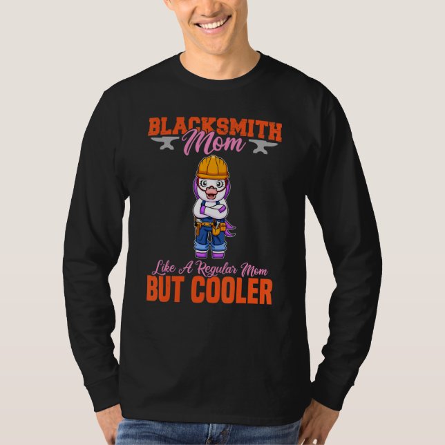 Camiseta Blacksmith Mom Like A Regualr Mom But Cooler (Frente)