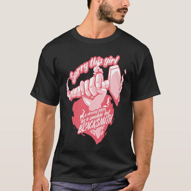 Camiseta Blacksmiths Wife Proud Girl Blacksmithing (Frente)