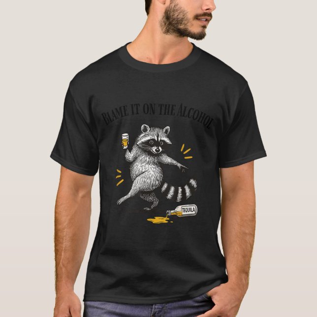 Camiseta Blame It On The Alcohol Drunk Raccoon Meme Trashed (Frente)