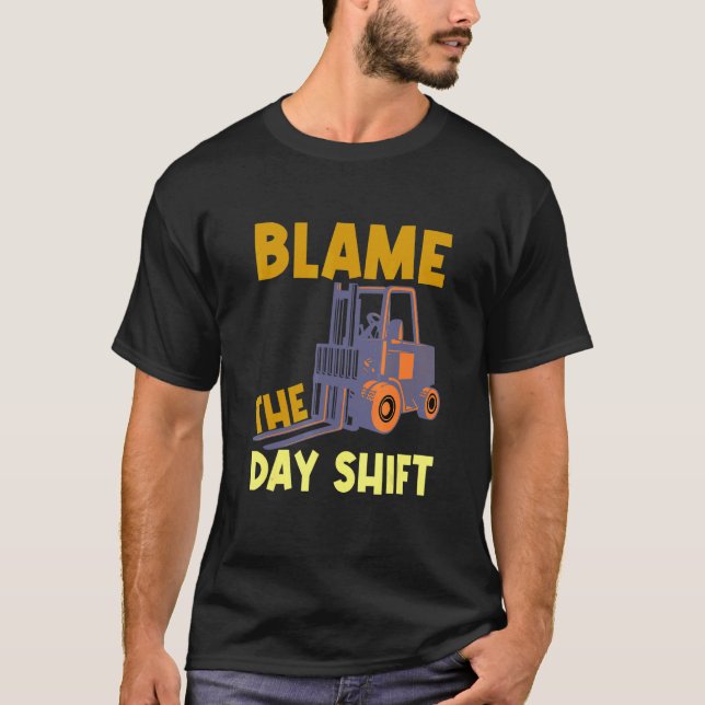 Camiseta Blame The Day Shift Forklift Operator Truck (Frente)