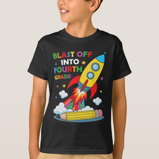 Camiseta Blast Off Into Fourth Grade First Day Of School  (Frente)