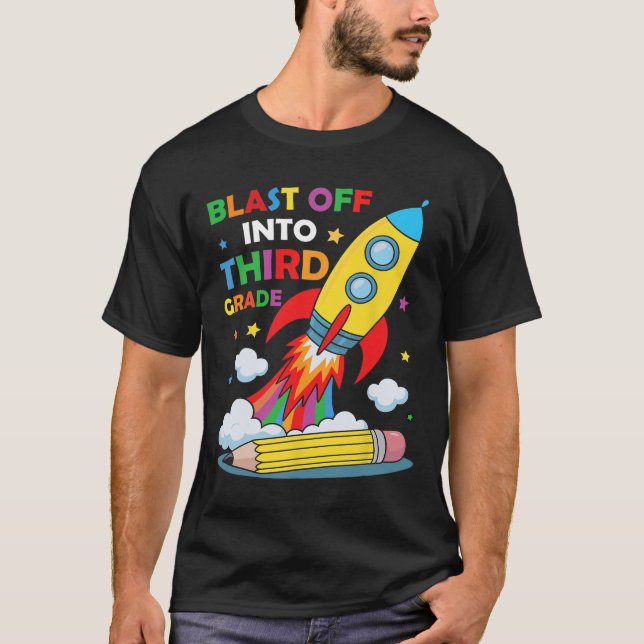 Camiseta Blast Off Into Third Grade First Day Of School  (Frente)