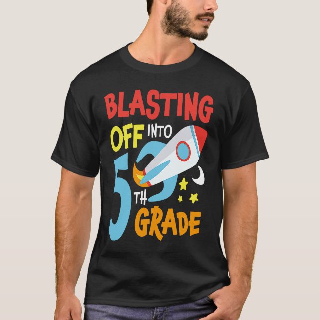 Camiseta Blasting Off Into 5th Grade Back To School Space R (Frente)