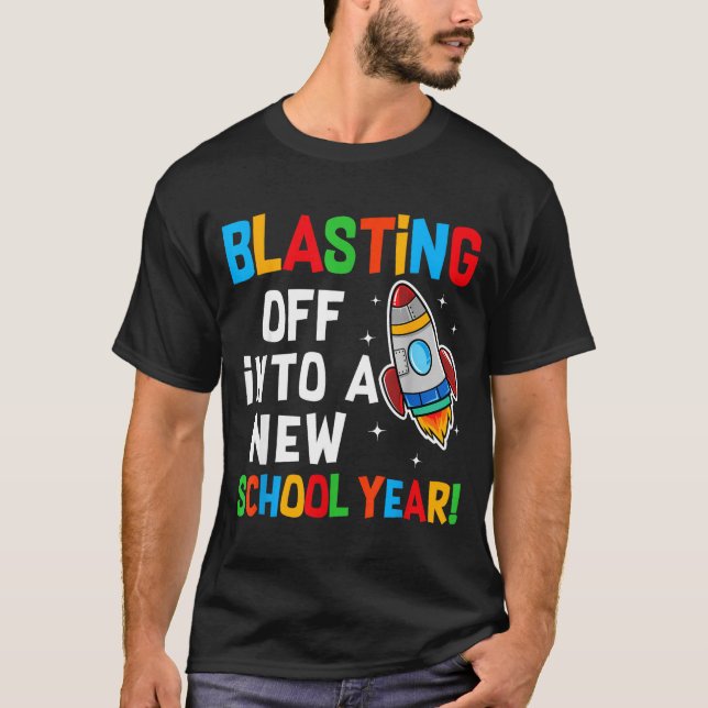 Camiseta Blasting Off Into A New School Year First Day Teac (Frente)