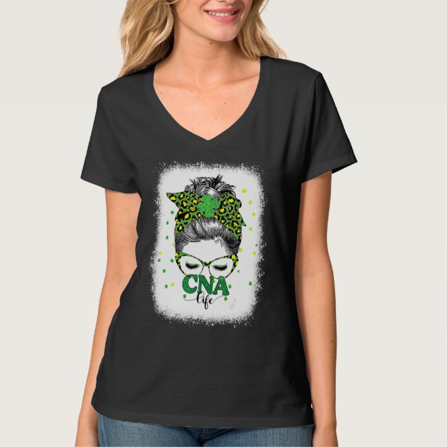 Camiseta Bleached Cna Life Messy Bun Leopard St Patricks Da (Frente)