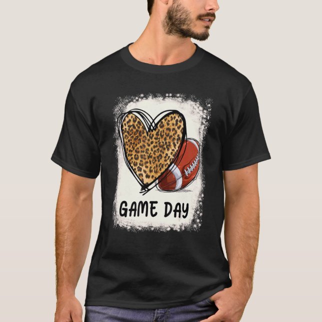 Camiseta Bleached  Game Day Football Mom Life Leopard Heart (Frente)