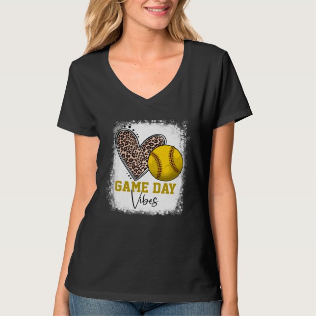 Camiseta Bleached Softball Game Day Vibes Softball Mom Moth (Frente)