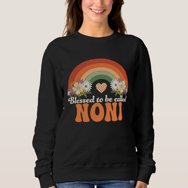 Camiseta Blessed To Be Called Noni Groovy Rainbow Noni Hipp (Frente)