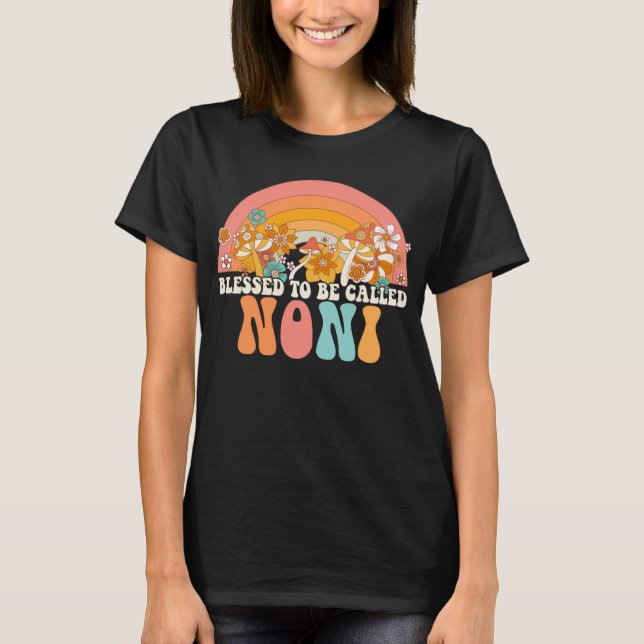 Camiseta Blessed To Be Called Noni Rainbow Groovy Hippie Mo (Frente)