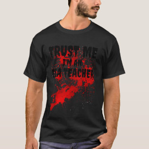 Camiseta Bloody Acredite Em Mim Sou Professora Ela Assusta 