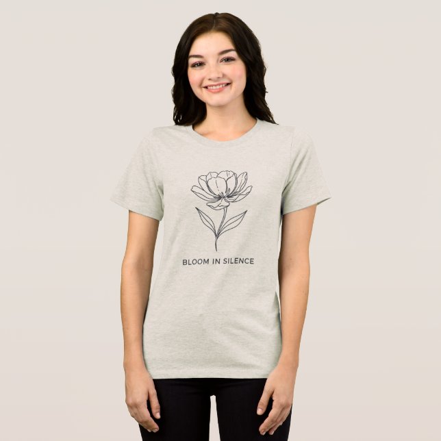 Camiseta Bloom in Silence Minimalist Floral Line Art Design (Frente Completa)