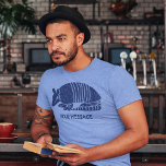 Camiseta Blue Armadillo - Gráfico Personalizado<br><div class="desc">Este gráfico mostra uma ilustração de um tatu em azul e está pronto para ser personalizado com seu próprio texto. Adicione um slogan engraçado,  personalize isso com o nome de seu fã favorito de tatus ou crie sua própria camiseta de souvenir. A escolha é sua.</div>