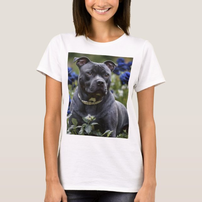 Camiseta "Blue Brindle Beauty: A Staffy With Blue Roses (Frente)