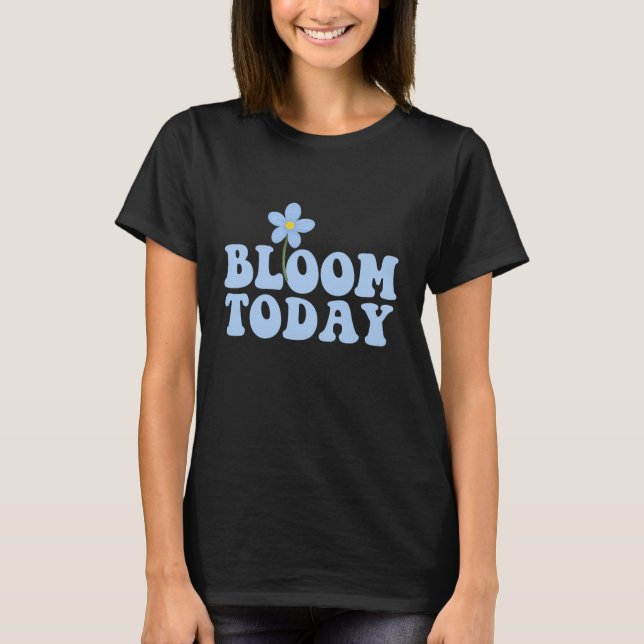 Camiseta Blue Retro “Bloom Today” Flower Design (Frente)