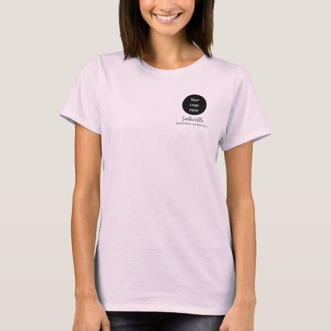 Camiseta Blush Pink Script Logo Makeup Staff  (Frente)