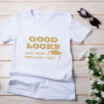 Camiseta Boa aparência e, agora, Diploma muito engraçado<br><div class="desc">Boa aparência e,  agora,  Diploma Muito Engraçada,  T-Shirt. Uma citação engraçada para um formando - Boa aparência e agora um diploma também. Ouro e tipografia. presente de excelente para um formando que se formou.</div>